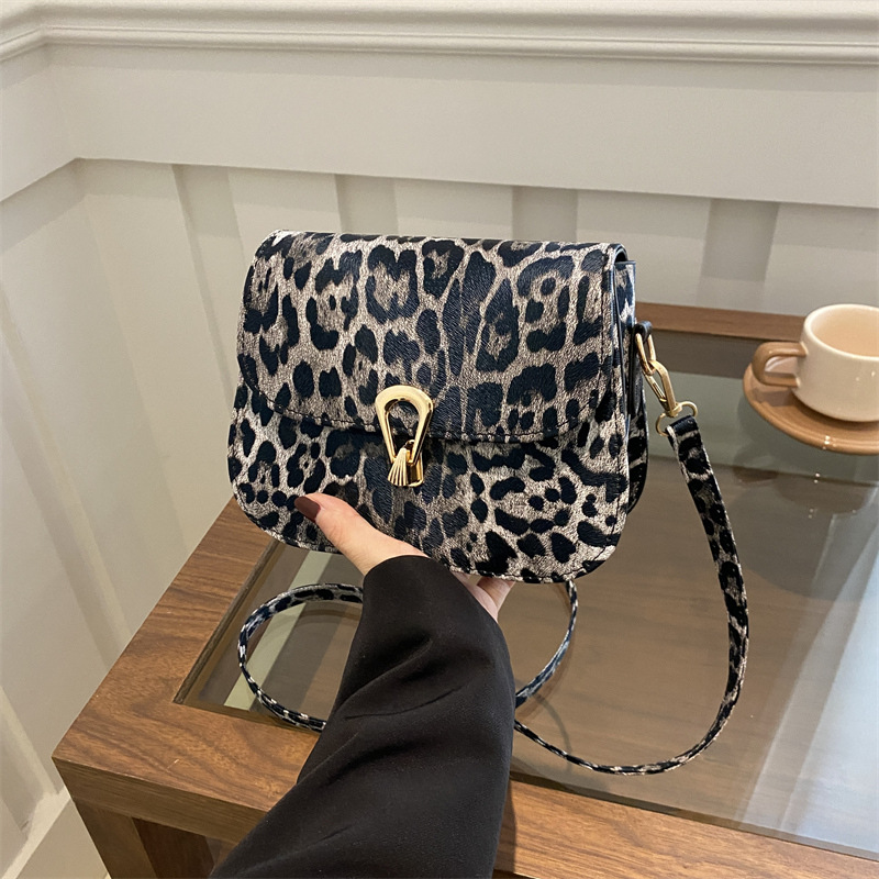 Bolsa de hombro de moda simple con bloqueo de leopardo otoño / invierno 2024 nuevo estilo coreano bolso cuadrado de aire extranjero bolso de silla de moda
