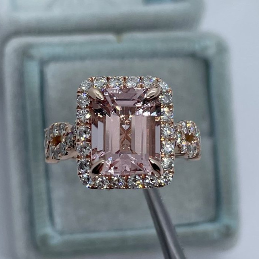 Damenring in Rosa, Zweikaräter im Zuckerwürfelschliff, hochwertiger Farbedelstein, Zirkonia-Ring mit hohem Kohlenstoffgehalt_voghion.com