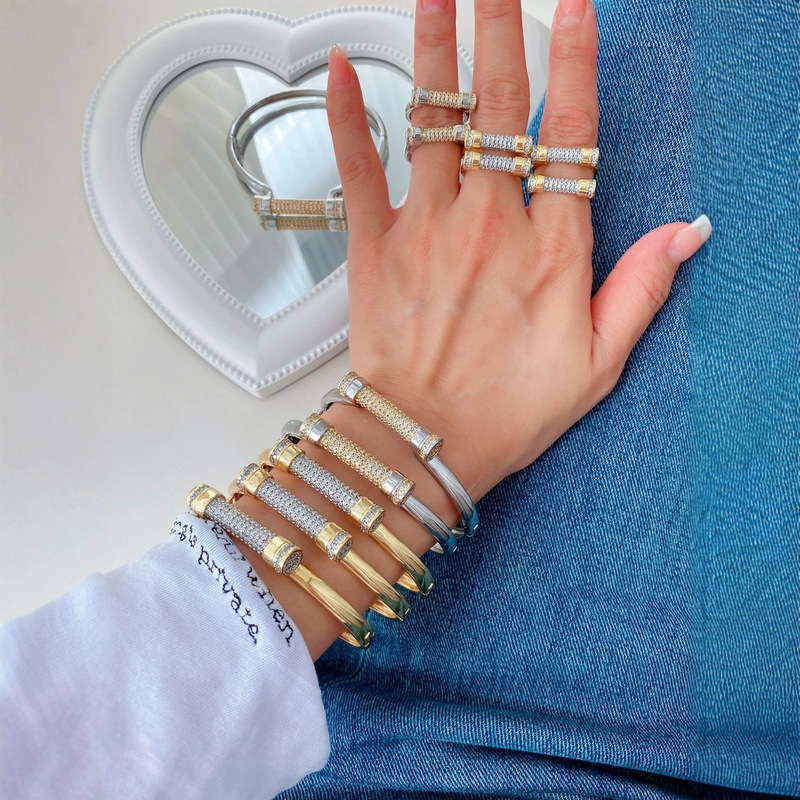European and American Personality Full Diamond Horseshoe Screw D-shaped Bracelet Couple Bracelet Fashion Creative Bracelet Bracelet Jewelry European and American Personality Full Diamond Horseshoe Screw D-shaped Bracelet Couple Bracelet Fashion Creative Bracelet Bracelet Jewelry