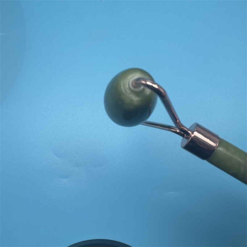 Masajeador de rodillos de jade Xiuyu traje de raspado en forma de corazón Jade contenedor de belleza rodillo de doble cabeza rodillo verde oscuro