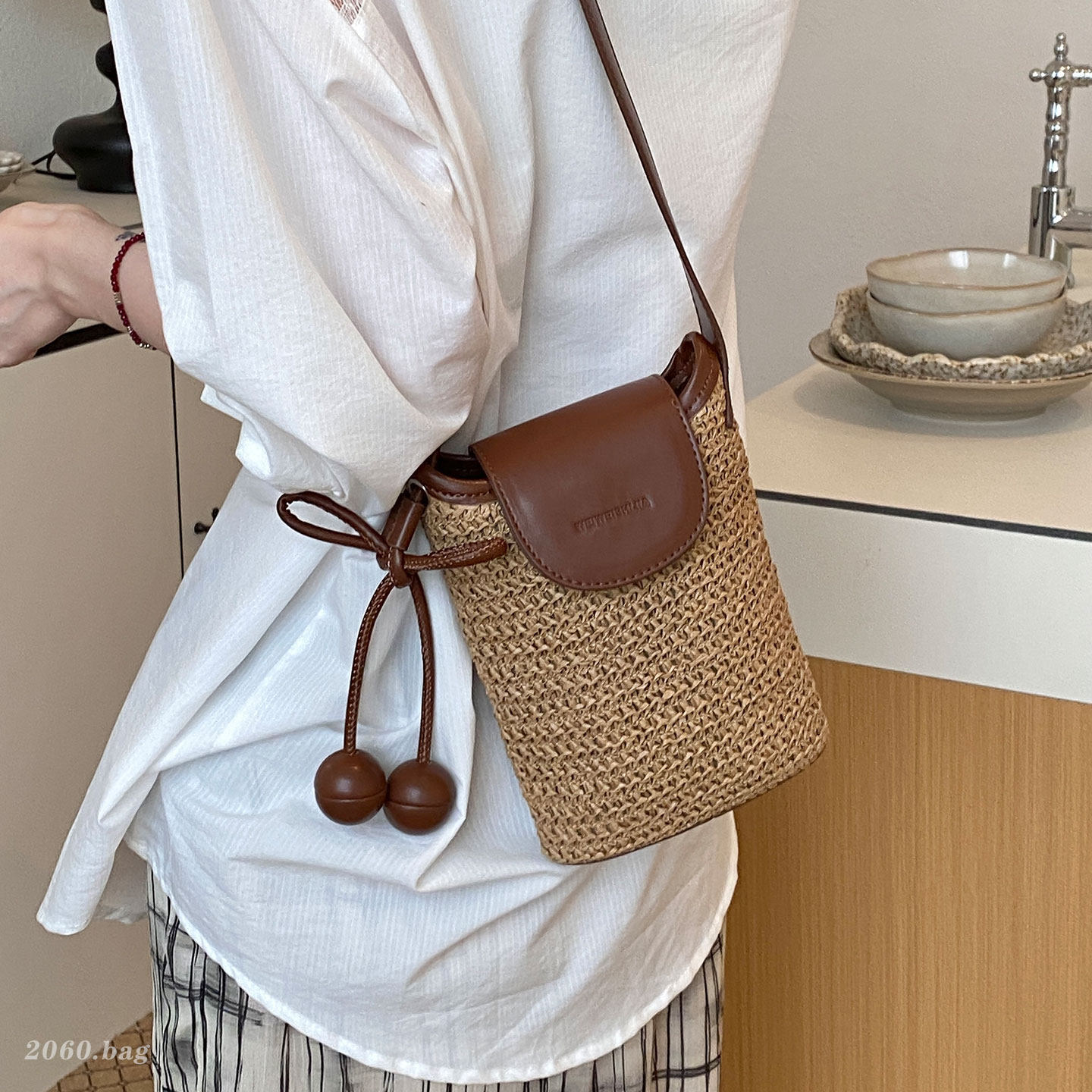 Nuevo nicho Zhongbaos balde de agua 2026 mini bolso de moda de paja bolso de teléfono móvil bolso de tejido de hombro