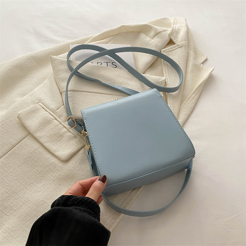 Versión coreana del bolso pequeño simple mujer 2024 nueva moda bordado bolso cuadrado pequeño portátil estilo occidental todo-fósforo bandolera