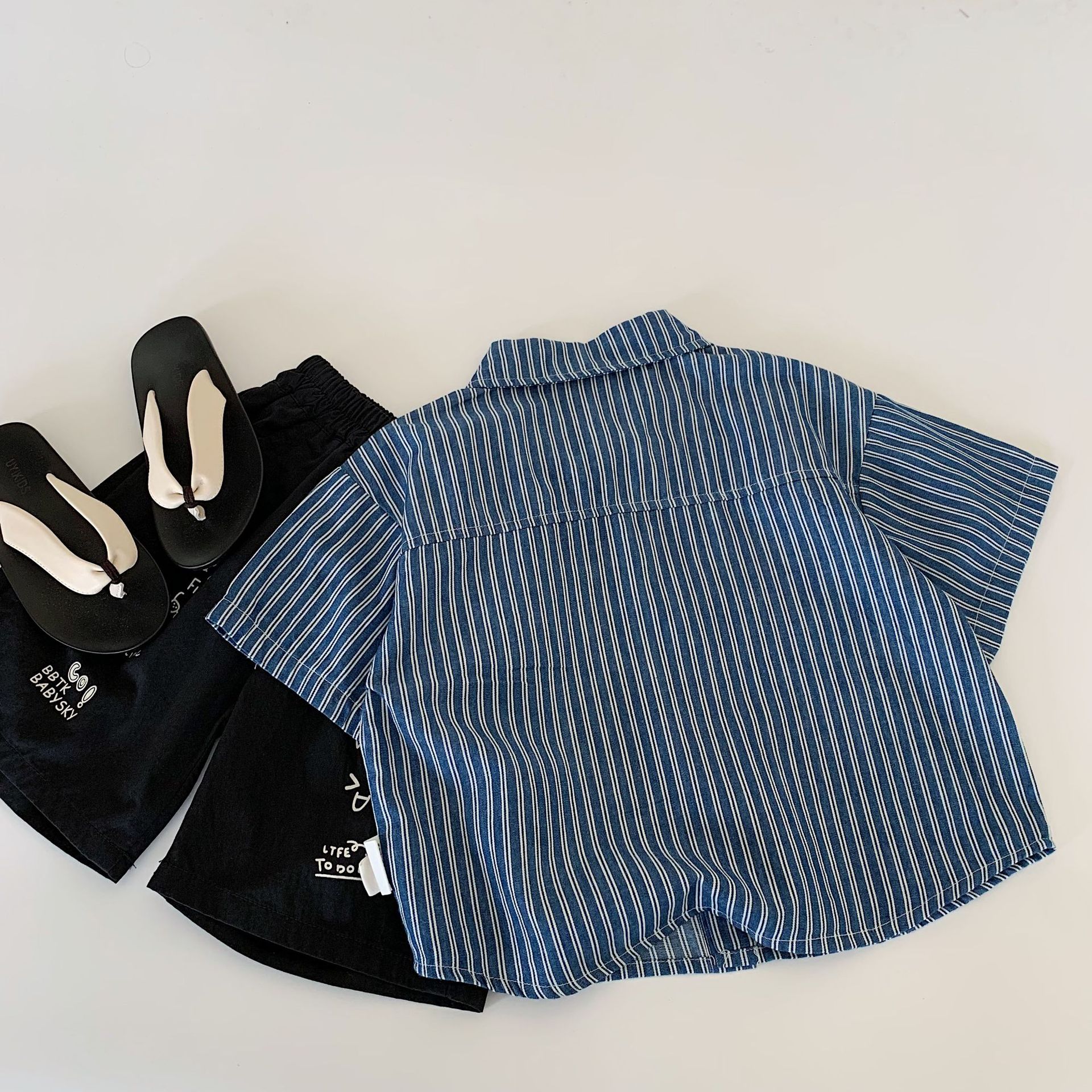 Camisas de niños Mai Bao 2025 verano nuevo estilo coreano a rayas camisa de mangas cortas para niños de verano ropa interior para niños