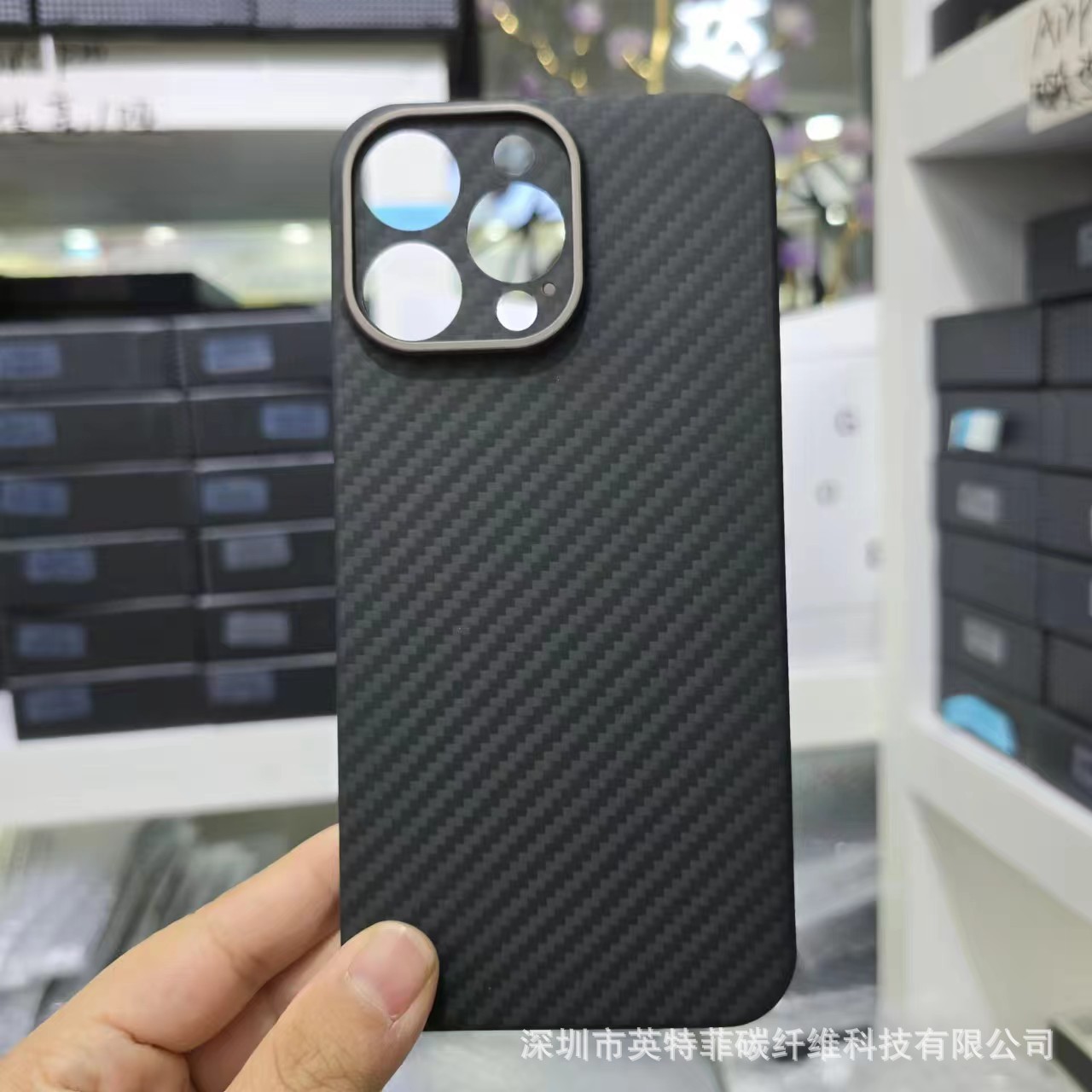 IPhone15pro max炭素繊維携帯ケースに適しています。