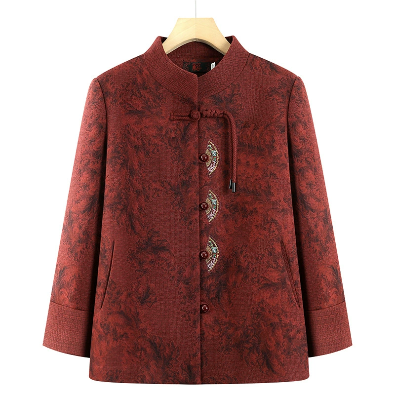 Бабушка одевается ранней весной