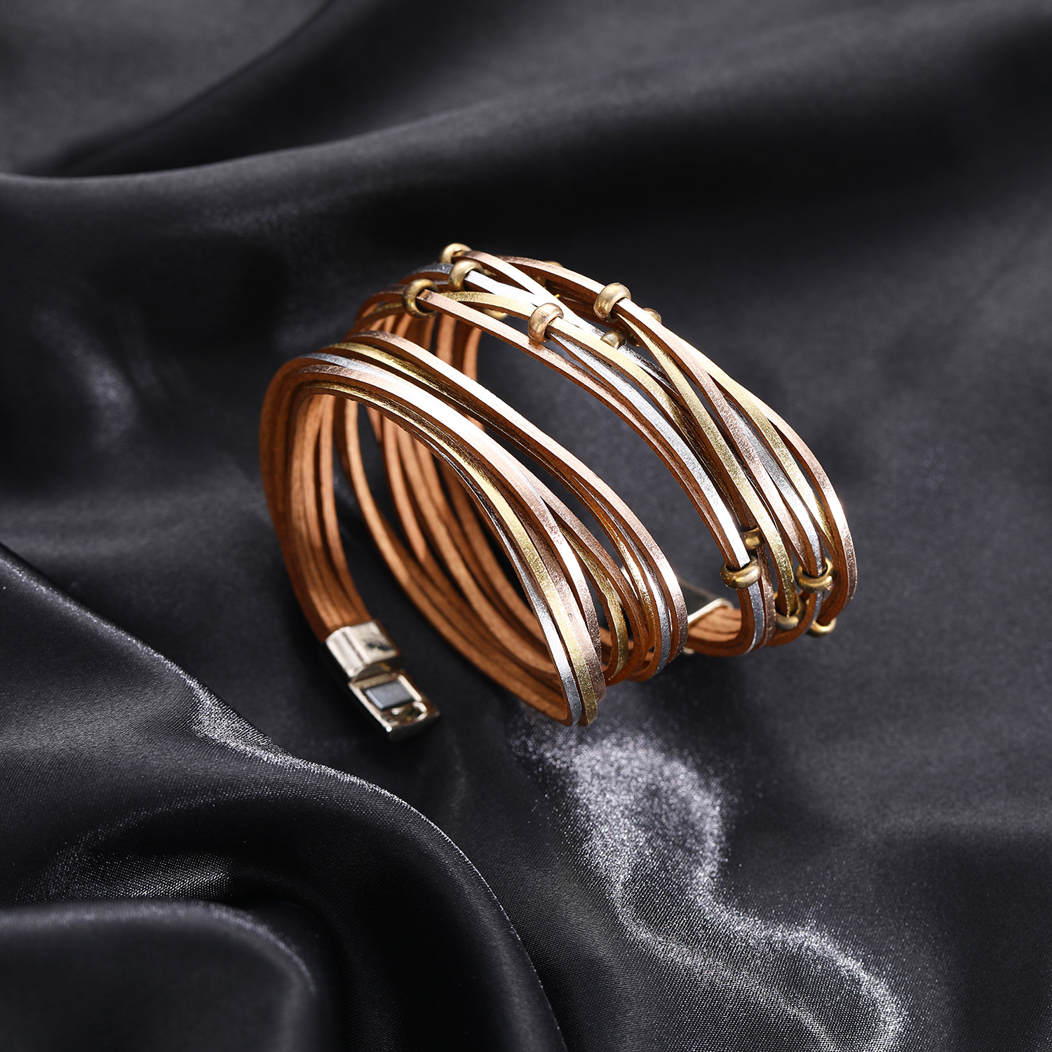 Estilo nacional transfronterizo temperamento retro creativo cuentas cruzadas pulseras de cuero multicapa pulseras de cuero adsorción alta pulseras al por mayor