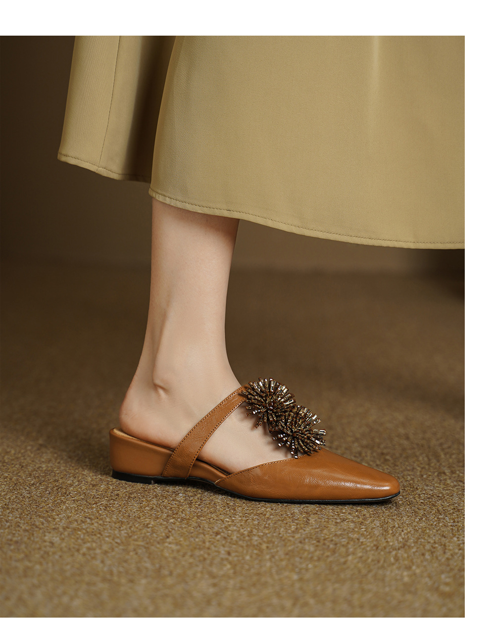 Dép sandal nữ xỏ ngón đế bệt mũi nhọn đính đá pháo hoa họa tiết hoa — Màu caramel cừu lật chi tiết 6