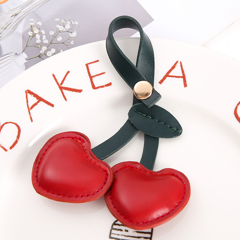 Productos de celebridades de Internet de estilo pastoral europeo y americano Colgante de llavero de cereza de cuero Colgante de bolso de llavero