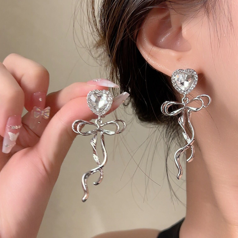 Diseño de nicho de alta gama borla larga sin orejas clip de oreja elegante estilo occidental de las mujeres cara-mirando pequeños nuevos pendientes de moda