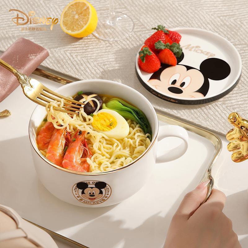 元工場の商品はかわいいです。取っ手付きのカップラーメンと蓋付きの大きいサイズのサラダと茶碗の食器を持っています。学生寮のインスタントラーメンのカップです。|undefined