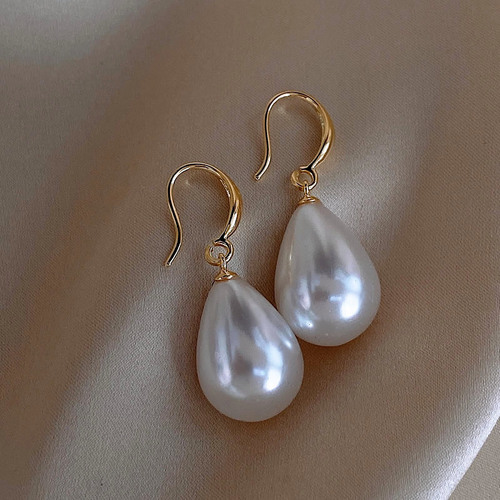 Retro Hong Kong-style Waterdrop Pearl Earrings for Women: Unique Design, Sophisticated & Cool-Fashioned French Artistic Ear Pins and Accessories