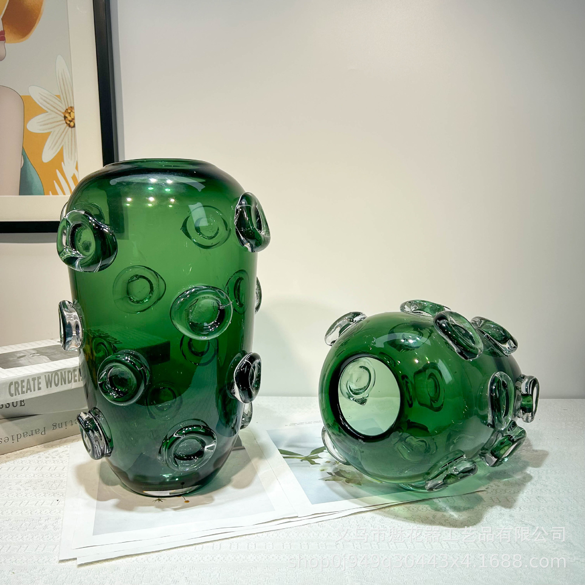 Luz y lujo moderno vasos de vidrio grueso en casa mesa de comedor vinos decoración creativa sala modelo de decoración de alto nivel arreglador de flores