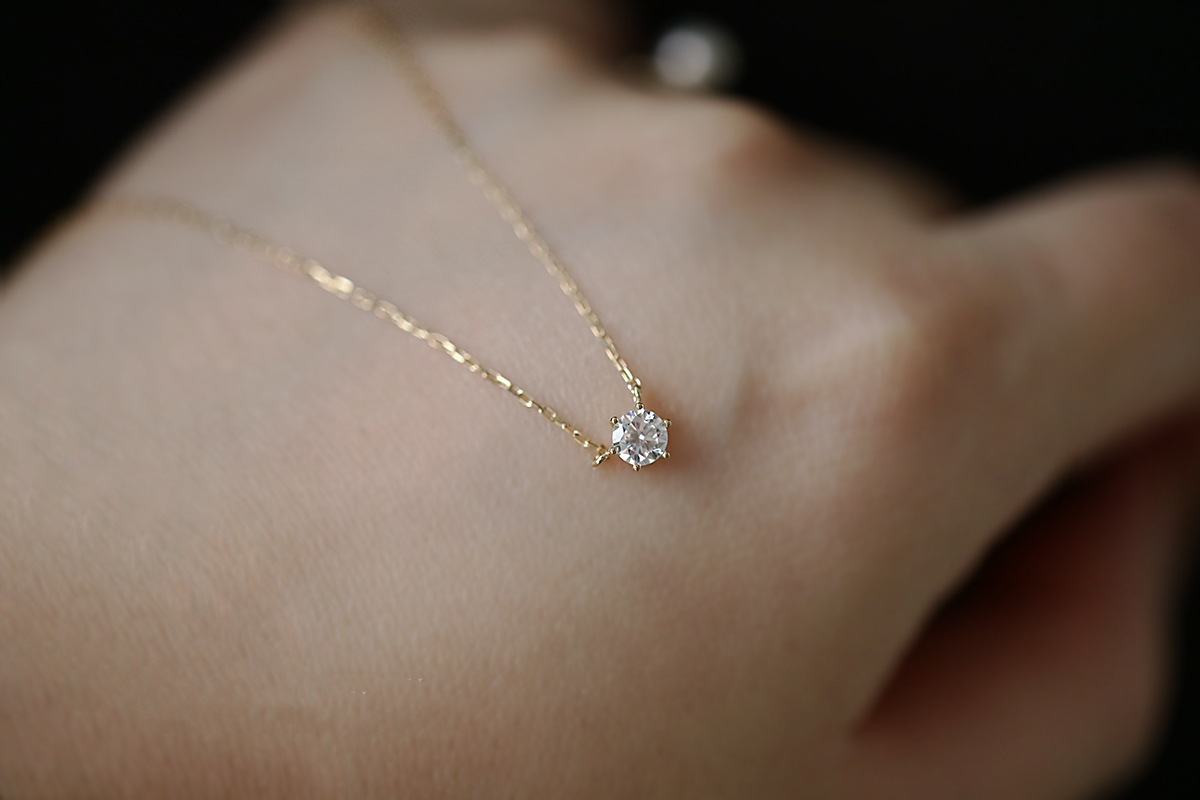 Collier ras-de-cou tendance, style luxueux et léger, orné d'un diamant unique et serti d'un zircon rond à six griffes._voghion.com