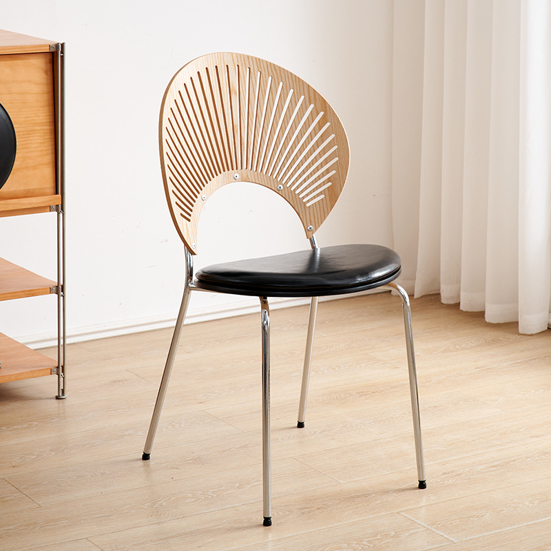 Silla Shell Pierna de madera plata + cojín negro brillante