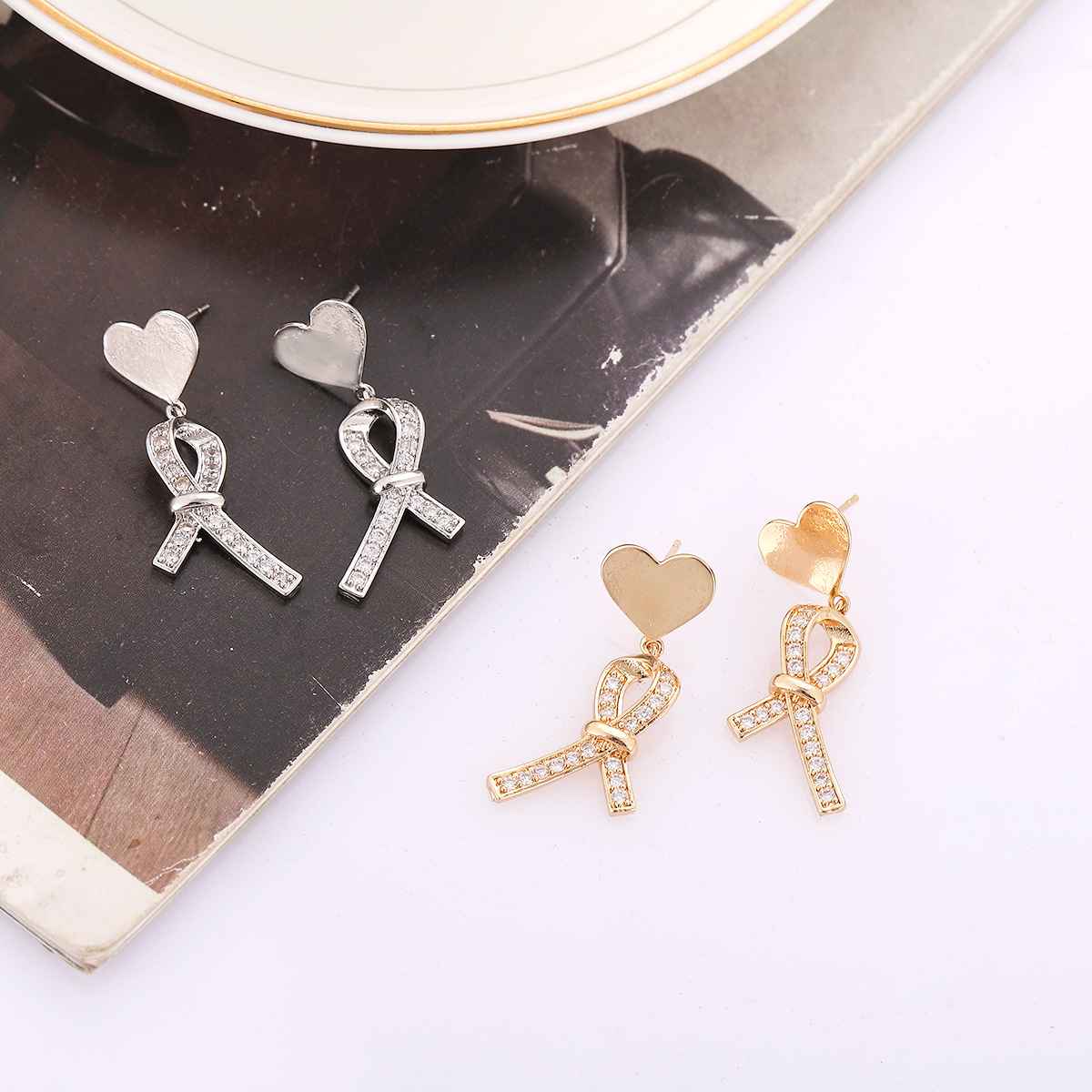 Estilo coreano nuevo melocotón corazón Stud pendientes de las mujeres de alta calidad de La pajarita Cruz diseño pendientes ins Internet Celebrity todo fósforo de la joyería de moda