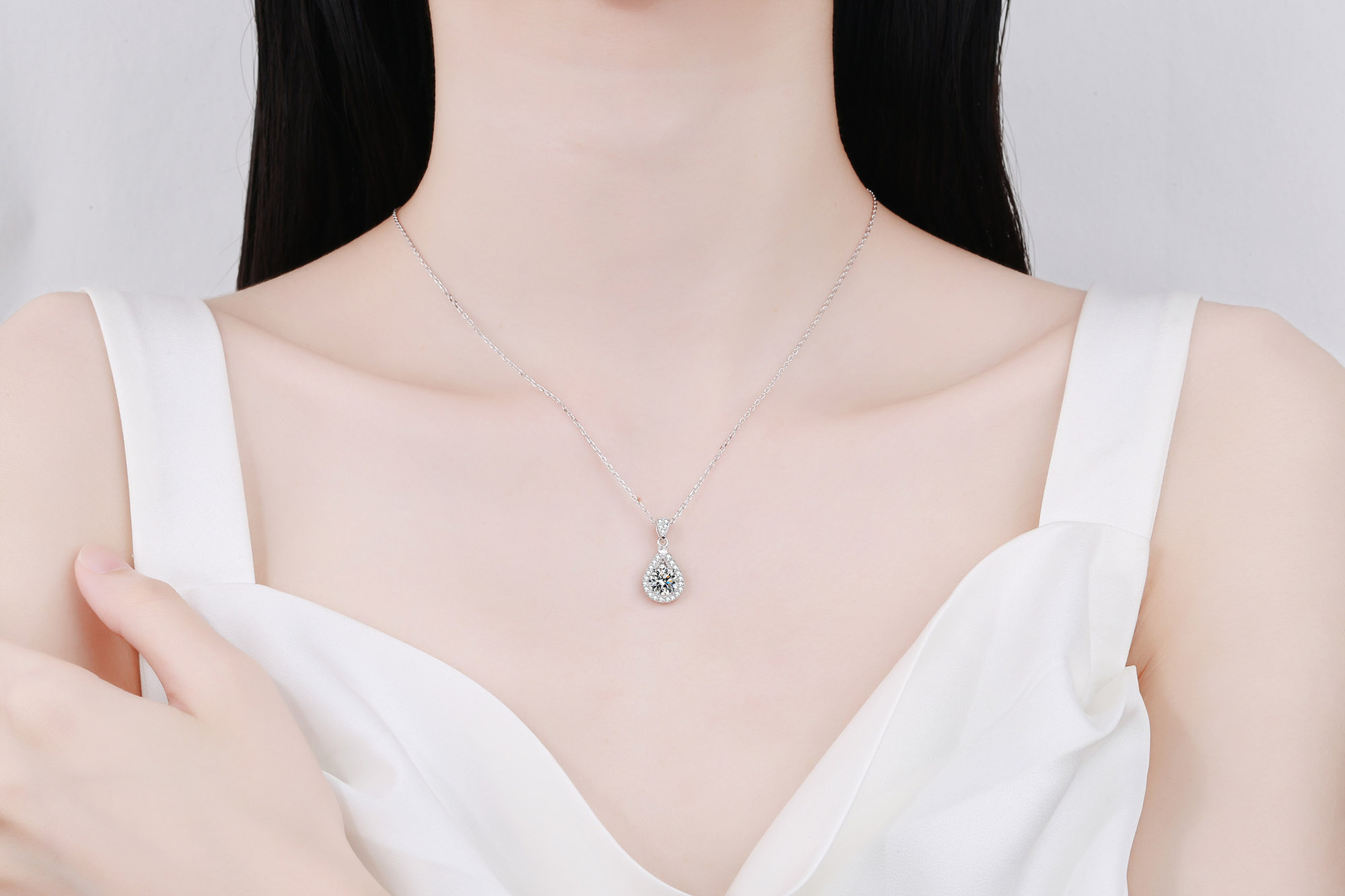 Water Droplets Pattern Women'S Gender 925 Sterling Silver Moissanite Zircon Cable Chain GRA Plating Inlay Water Droplets Pendant Necklace