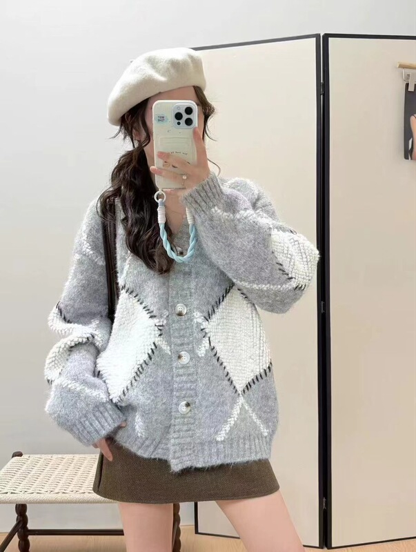 撞色菱格植绒开衫毛衣女2025秋冬新款宽松休闲慵懒风V领针织外套|undefined