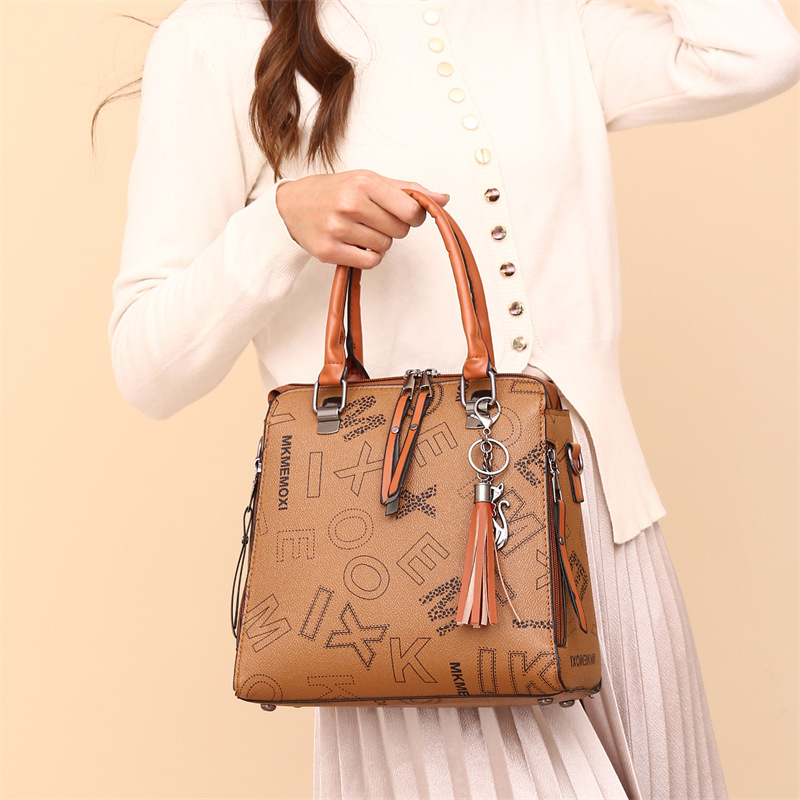 Cross-border foreign trade large-capacity women's bag 2024 New style mother and child multi-piece set Women's bag letter women's single-shoulder handbag Application Scenario