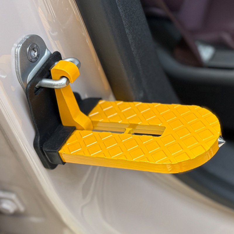 車の通用のドアは車の屋根を掛けて足の踏み台の荷物を登ります。|undefined