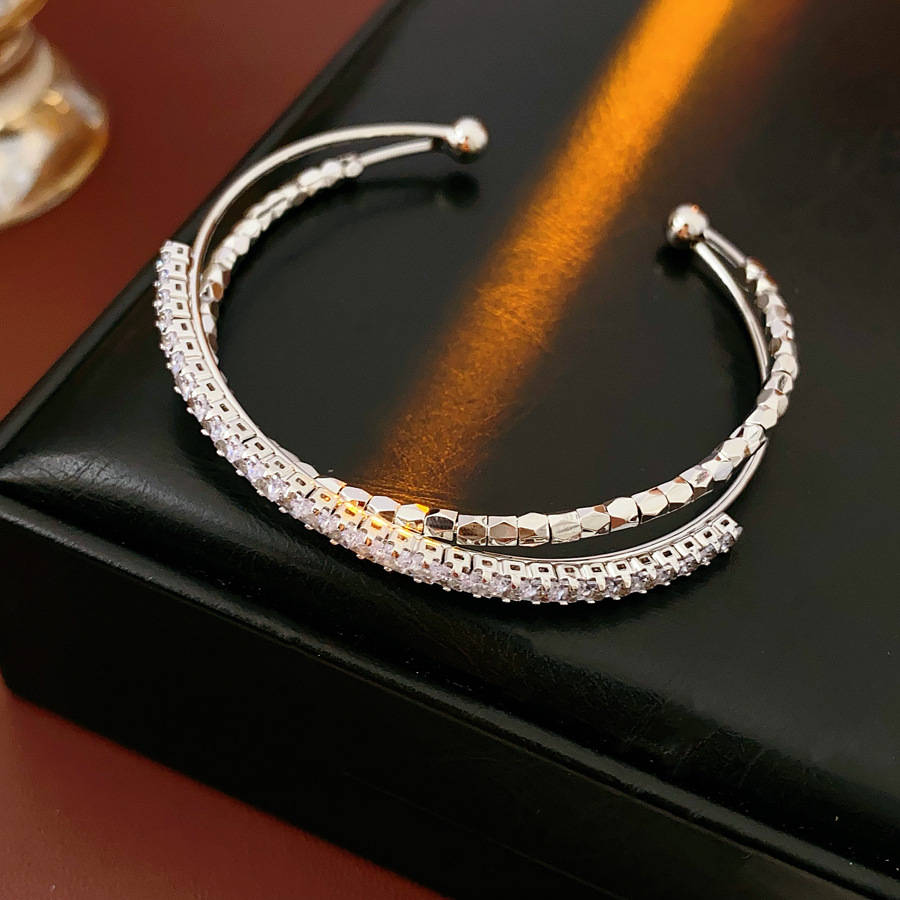 Pulsera de apertura cruzada de circón de color, pulsera exquisita de estilo de palacio de lujo ligero, joyería de moda de alta gama de todo fósforo al por mayor