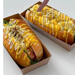 アメリカのホットドッグの包装箱の長方形の使い捨てのチーズの包装箱のパンはクラフト紙の箱を賛美することができます。