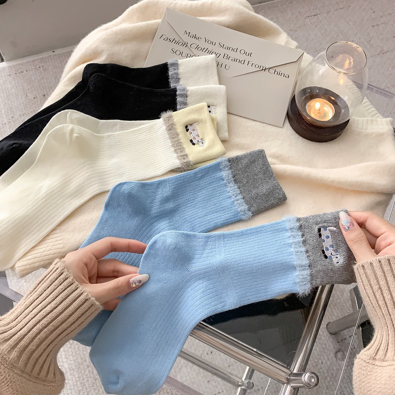 Calcetines de invierno con diseño de perro salchicha, combinación de colores, cálidos y con borde de felpa.