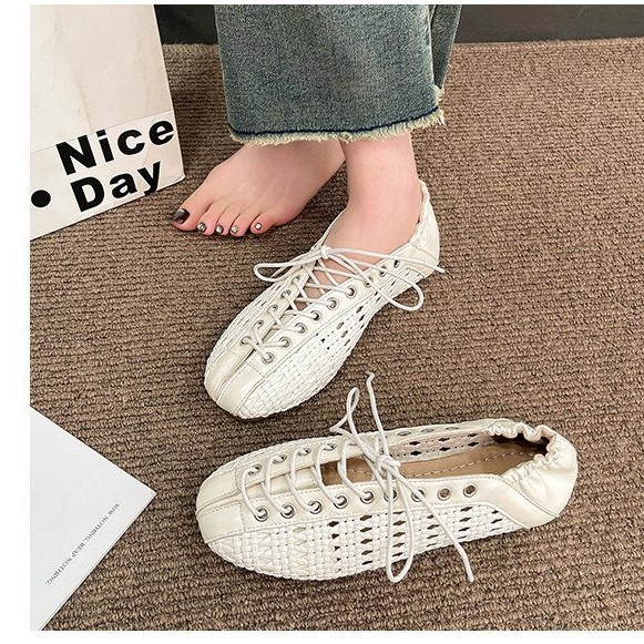 Zapatos franceses de tejido hueco transpirables de correa cruzada para mujeres 2026 nuevos zapatos de mujer de verano cómodos y planos