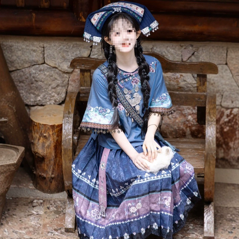 Женский комплект Hanfu с синей окраской в ​​этническом экзотическом стиле Миао, топ и юбка с асимметричными рукавами и вышивкой на весну и лето.