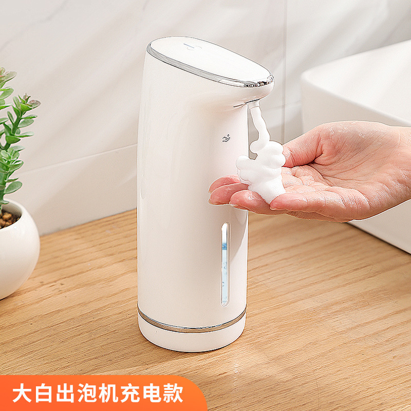 自動手洗い機センサー電動携帯電話のスマートフォーム洗浄精が石けん液器に壁掛けしている|undefined