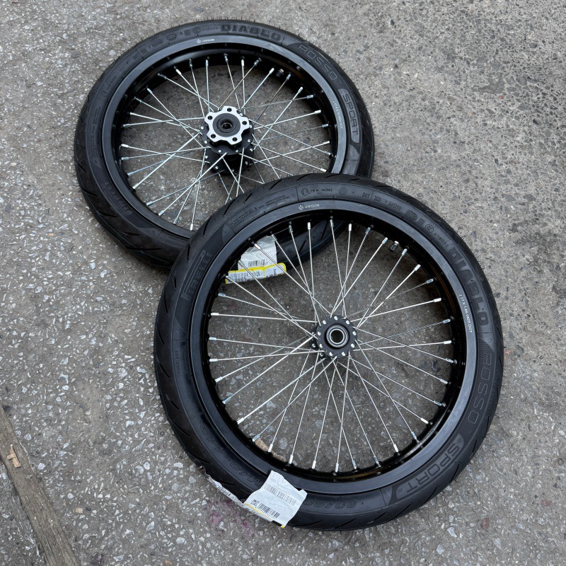 Qiu Long Light Bee modified front 80/90-17 and rear 90/80-17 wheel hub assembly with Pirelli tires and rims