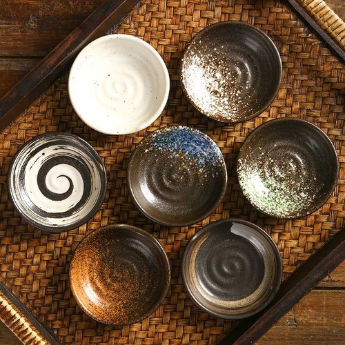 Cross-border Japanese condiment dish creative ceramic soy sauce dish commercial dipping vinegar dish 3-inch round small dish manufacturer wholesale