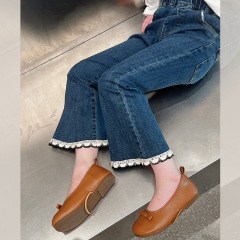 子供ネットの赤いラッパのズボンの女の子の洋気のジーパンの大きい子供服のカジュアルな長いズボンの女の子の2025春の服装の新型