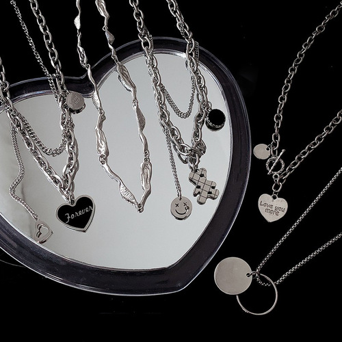 Titanium steel light luxury black love pendant necklace wholesale hot girl high-end niche design sweater chain personalized necklace