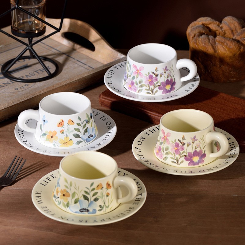 Luz lujosa francesa romántica pequeña flor de cerámica taza de café plato casual té de la tarde café nuevo conjunto de tazas de agua de porcelana hueso