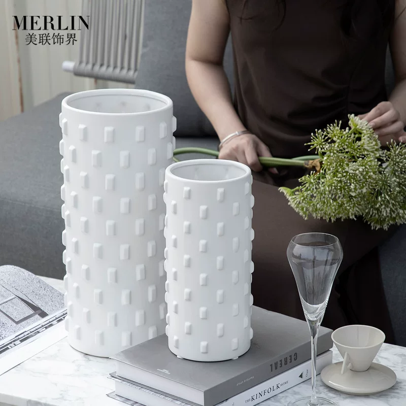 美联饰界 Polka dot matte white ceramic vase home creative simple modern style ornament creative ceramic