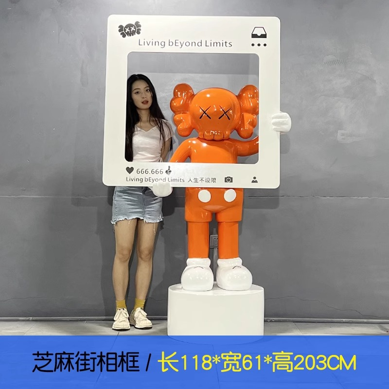 Kawsの置物の大きいサイズの暴力の熊の彫刻のネットの赤いカードのデパートの公園の店の入り口の客間の着地する装飾品|undefined