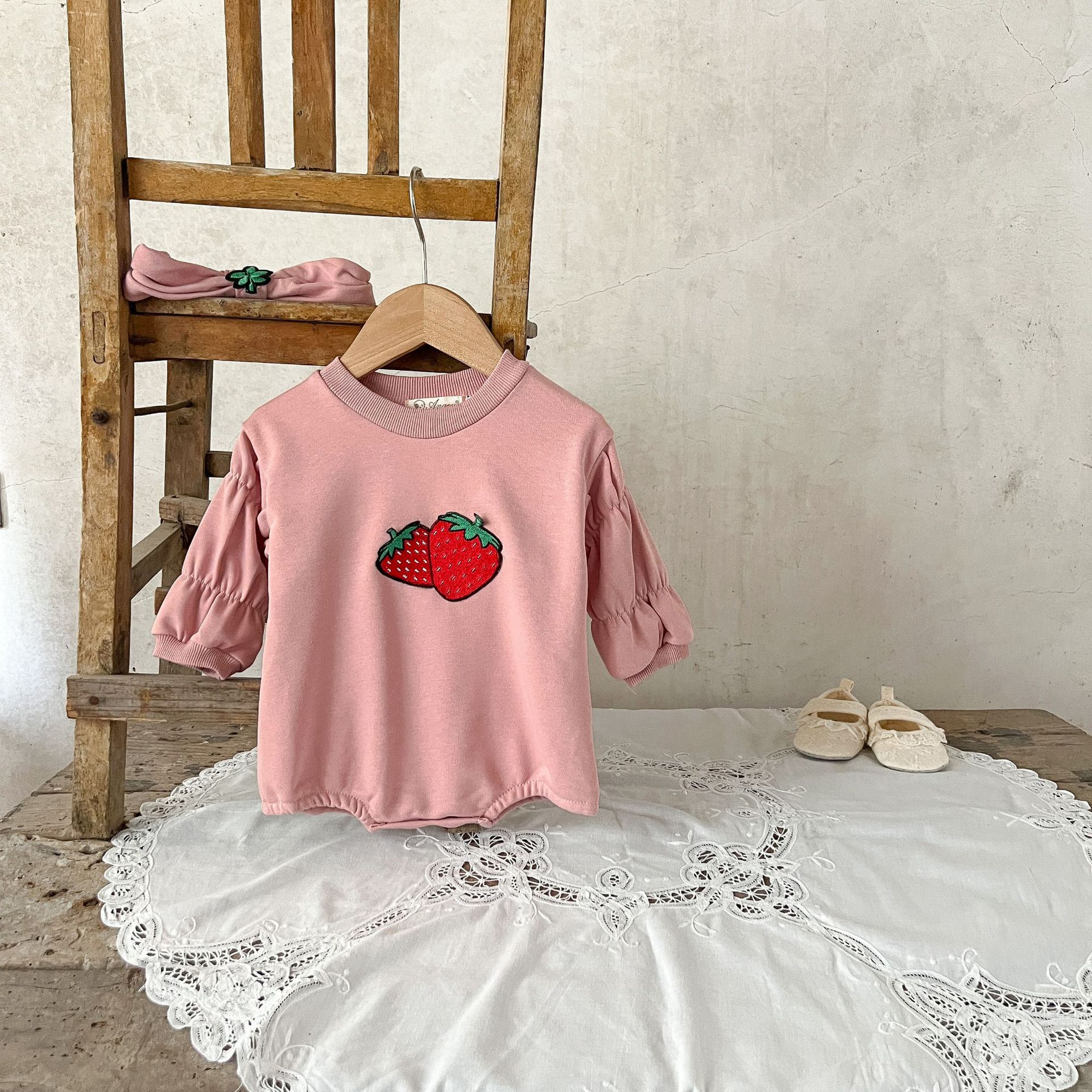 INS estilo coreano niñas bebé algodón suéter fresa bordado puff manga mameluco con pañuelo moda