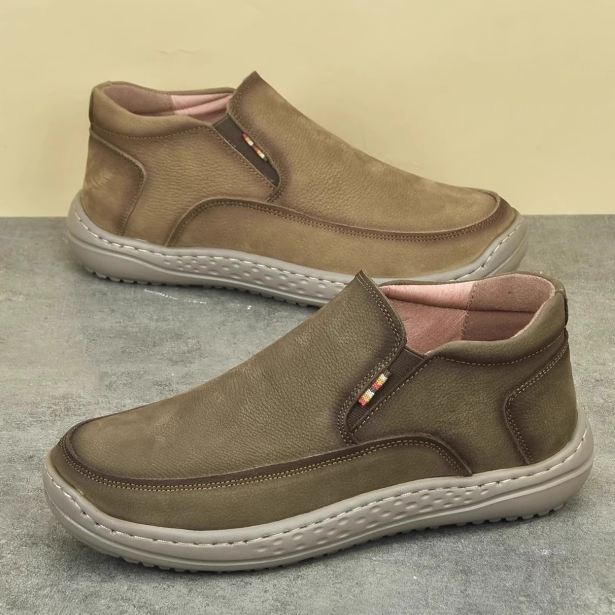 가을과 겨울 중급 남성 신발 슬립 온 통기성 캐주얼 가죽 신발 솔리드 플랫폼 로퍼 빈티지 게으른 신발