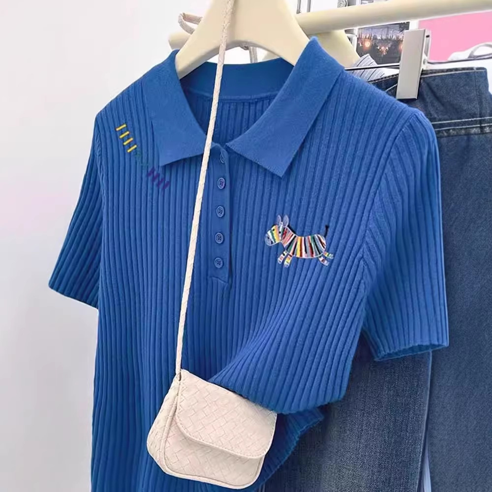 Áo thun polo nữ tay ngắn cổ bẻ họa tiết cầu vồng ngựa con — Màu xanh da trời chi tiết 1