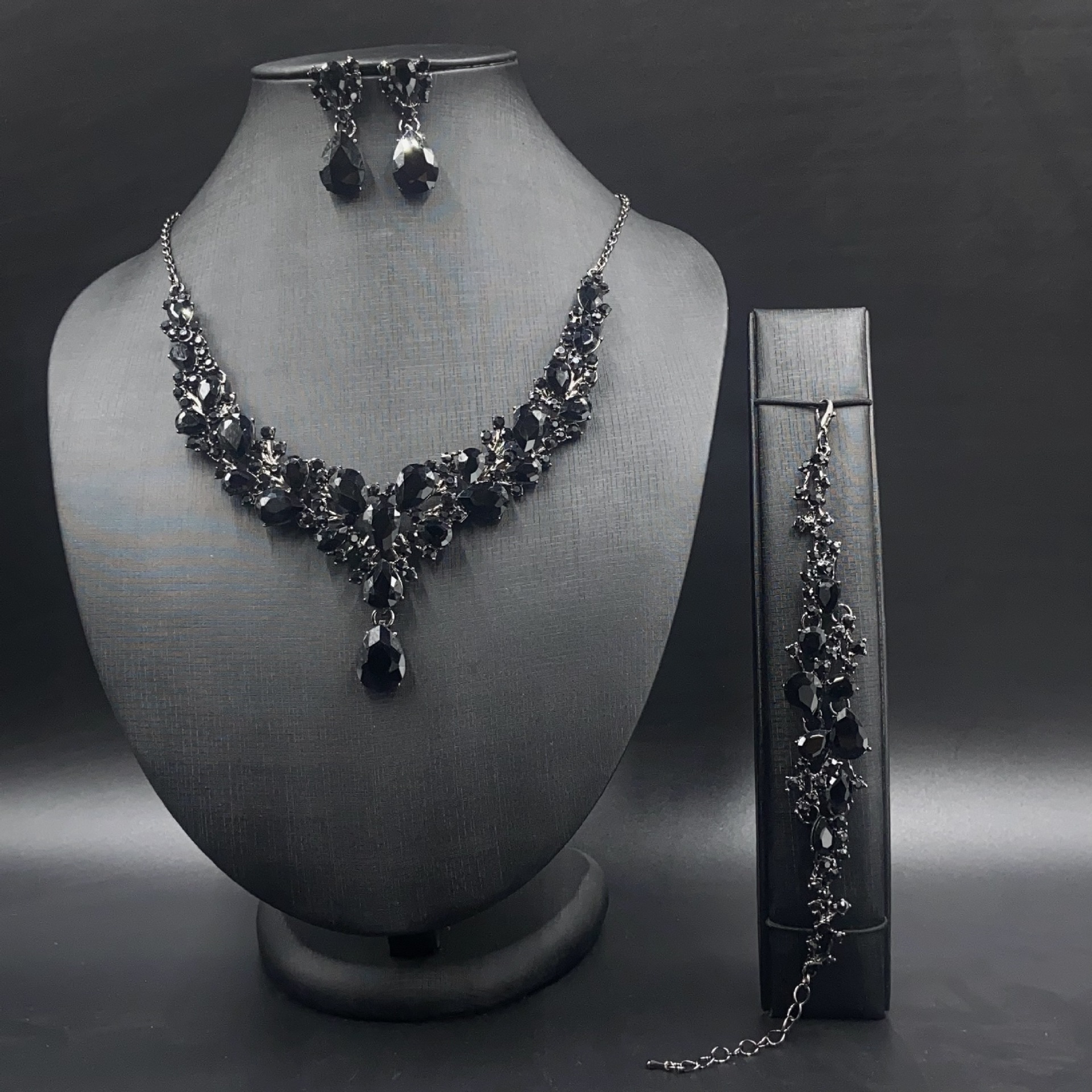 Banquet Occasion Simple Style Classic Style Solid Color Alloy Inlay Rhinestones Women's Jewelry Set