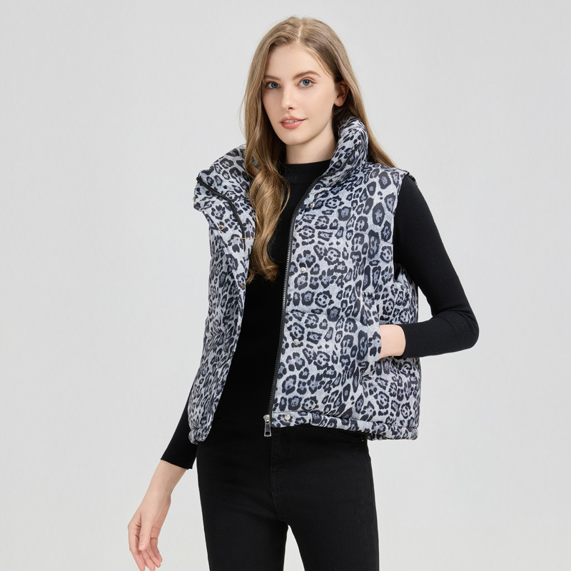 오프화이트 색상의 표범 무늬