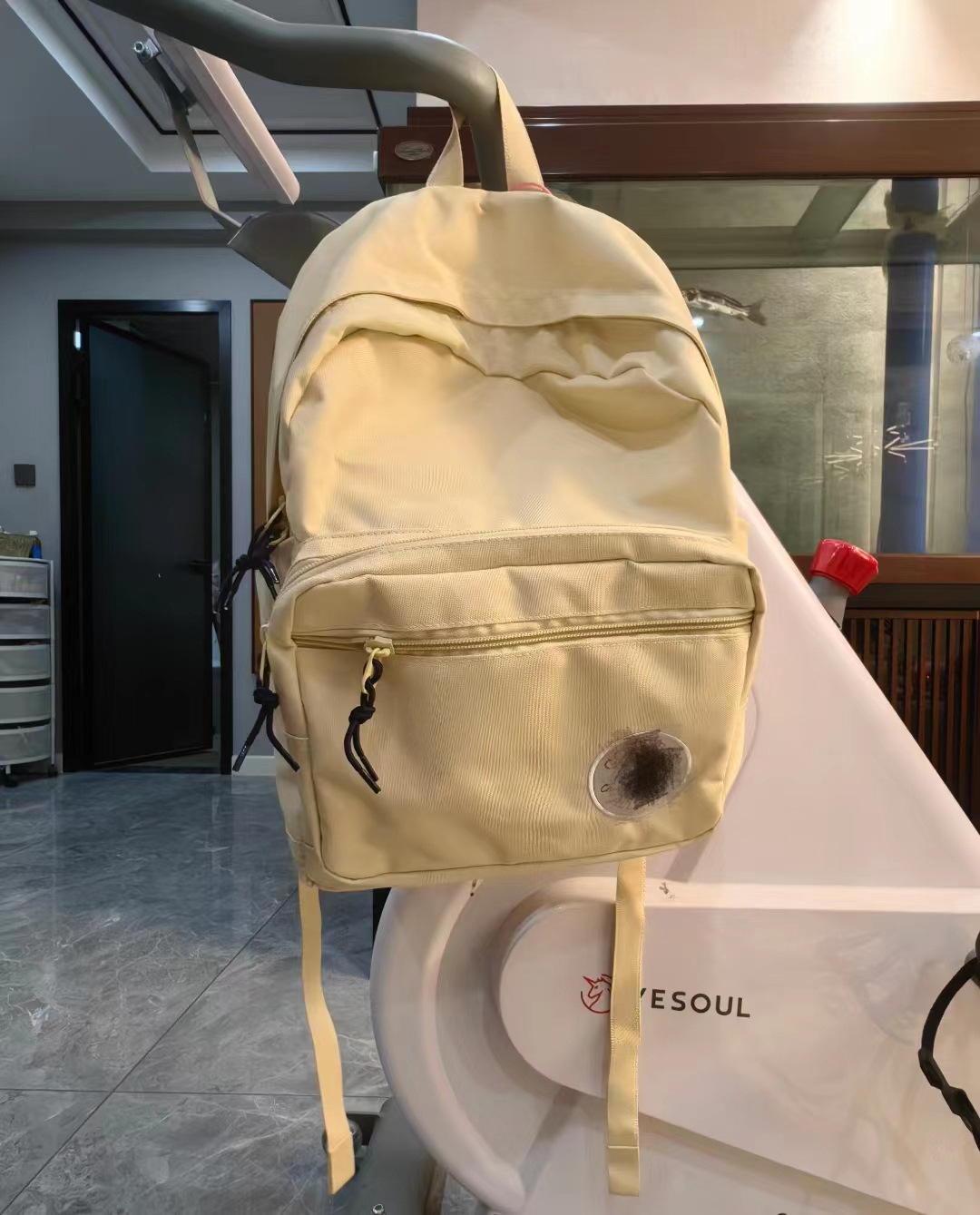 가로로 당겨진 우유빛 노란색