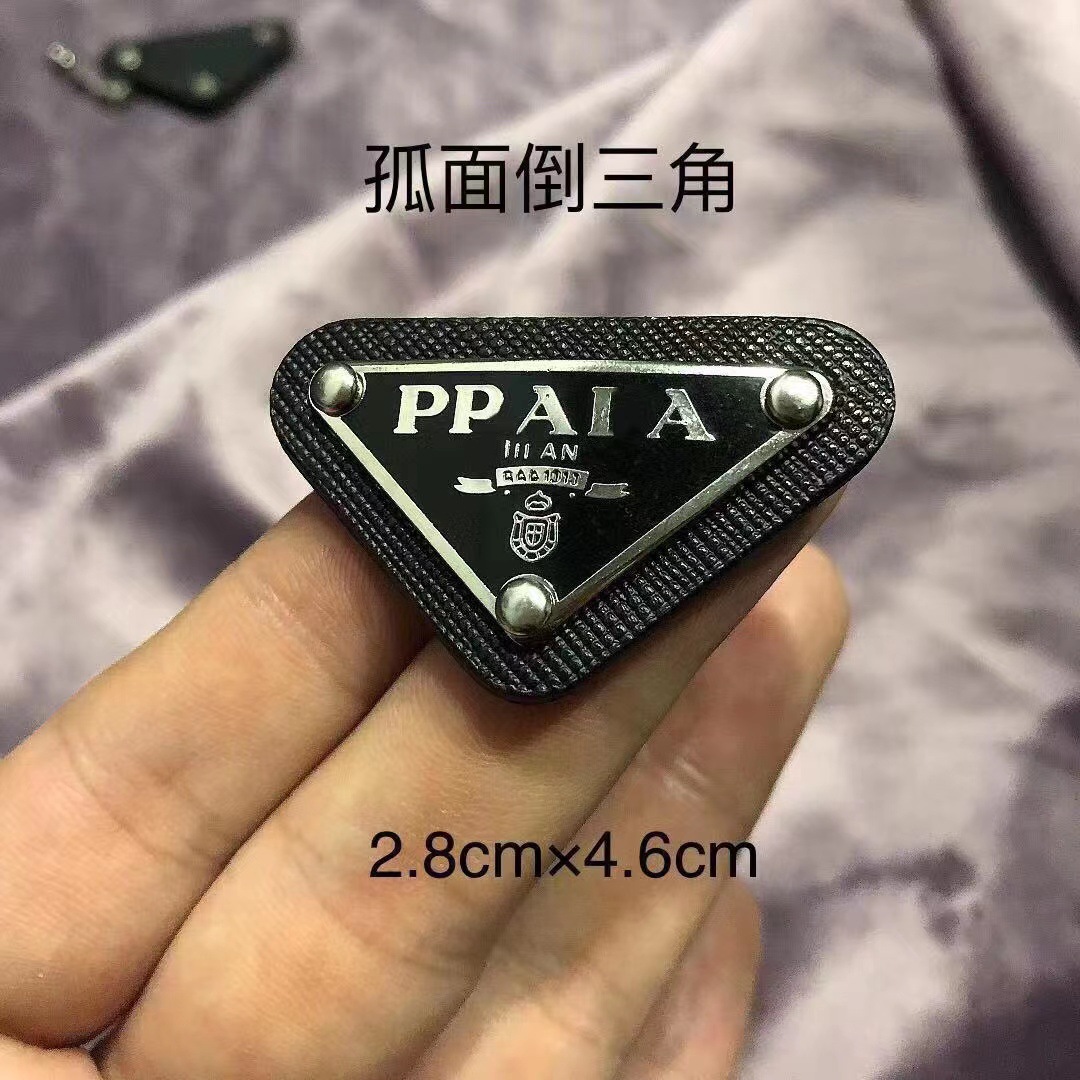 厂家直销正确字母P家弧面倒三角金属皮标磨漆工艺帽子服饰装饰标