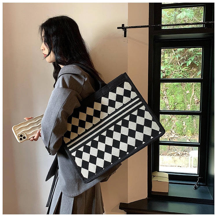 Blanco y Negro tablero de gran capacidad bolso de mano portátil 2023 nueva moda simple trabajo bolso de hombro