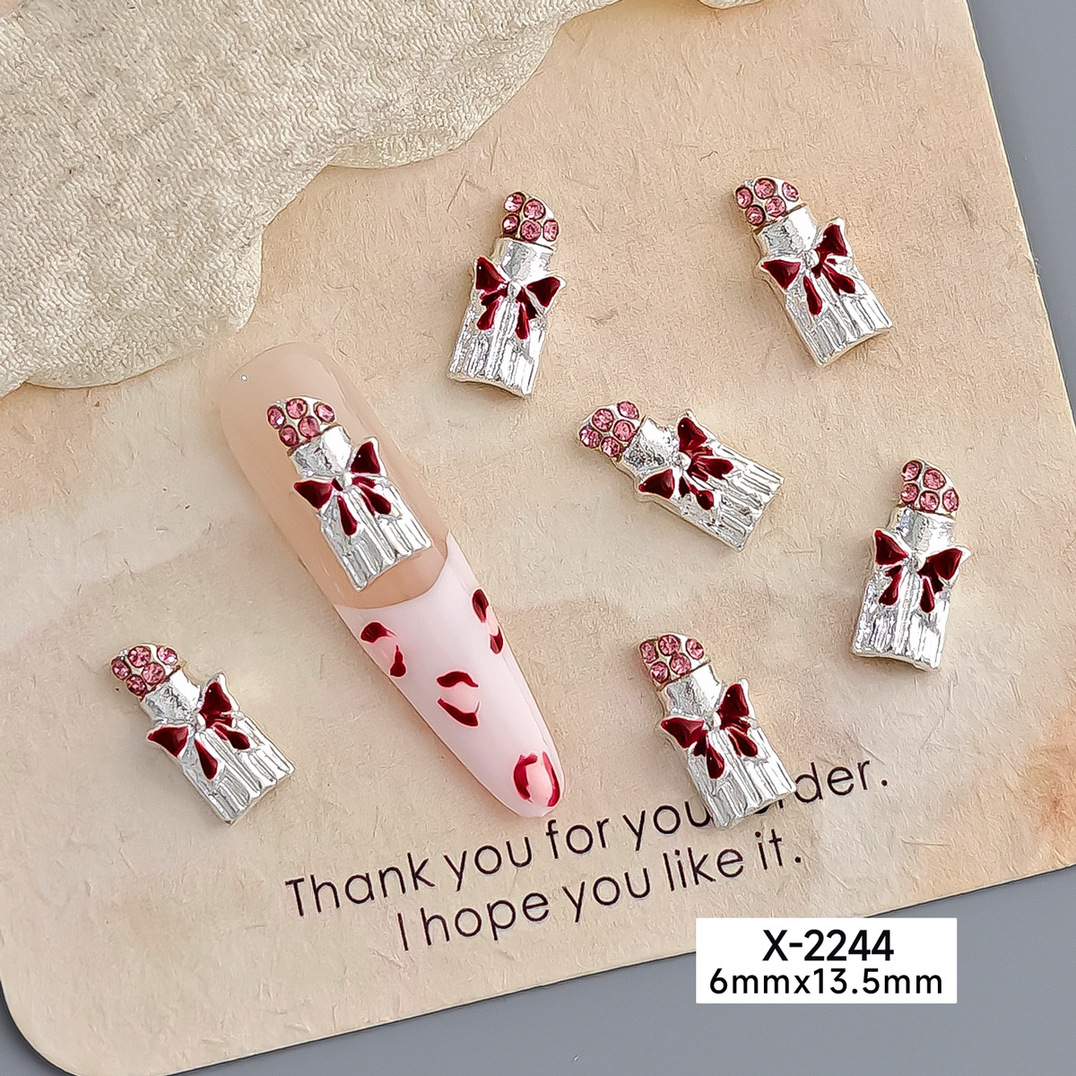 Joyas de uñas lápiz labial grande aleación de labios rojos uñas maquillaje decoración de goteo de aceite al por mayor Navidad material de uñas corte