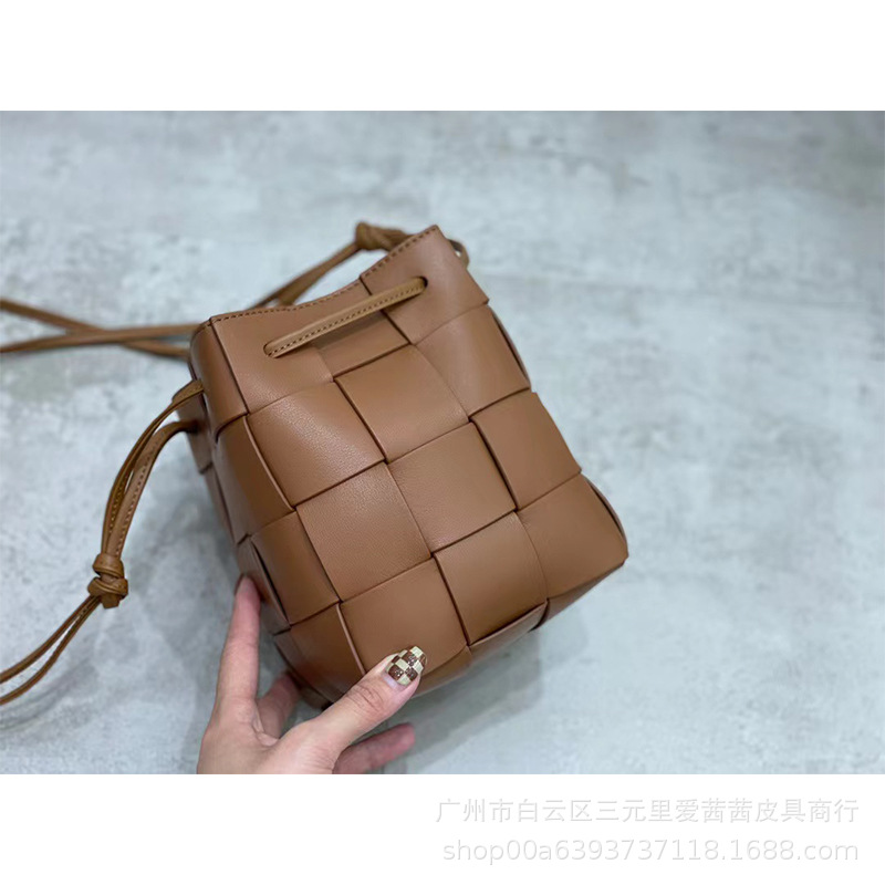 New Mini Woven Vegetable Basket Small Bucket Bag Shoulder Bag Messenger Bag Plaid Fashion Versatile Leather Handbag