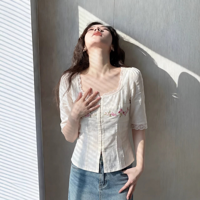 French Unique Sweet Lace Embroidered White Shirt for Women 2026 Spring and Summer Super Pretty and Gentle Age-Reducing Top