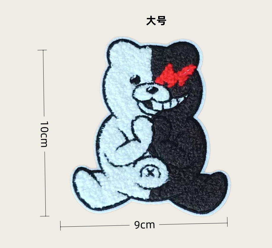 큰 눈을 가늘게 뜨고 있는 곰 자수 모델