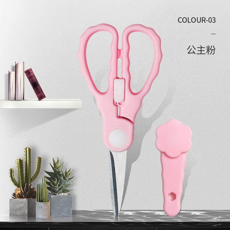 陶磁器のサプリメントは赤ちゃんの食べ物を切ります。はさみは携帯で肉を切ります。