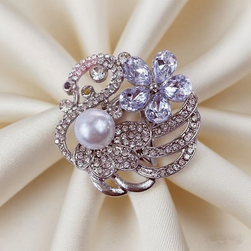 Zwaan broche met parels en kristallen voor dames elegant_voghion.com